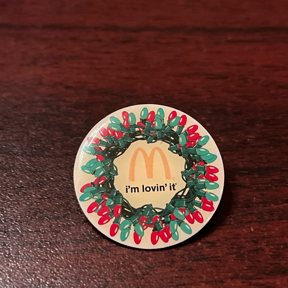 McDonald’s Christmas Lights “I’m Lovin’ It” Employee Lapel Hat Pin‎